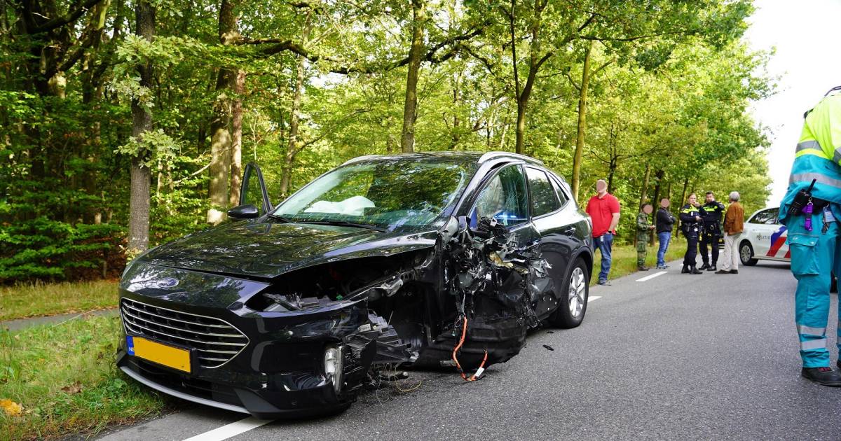 Weg bezaaid met brokstukken, auto’s fiks beschadigd en persoon naar ziekenhuis na botsing in Rijen.