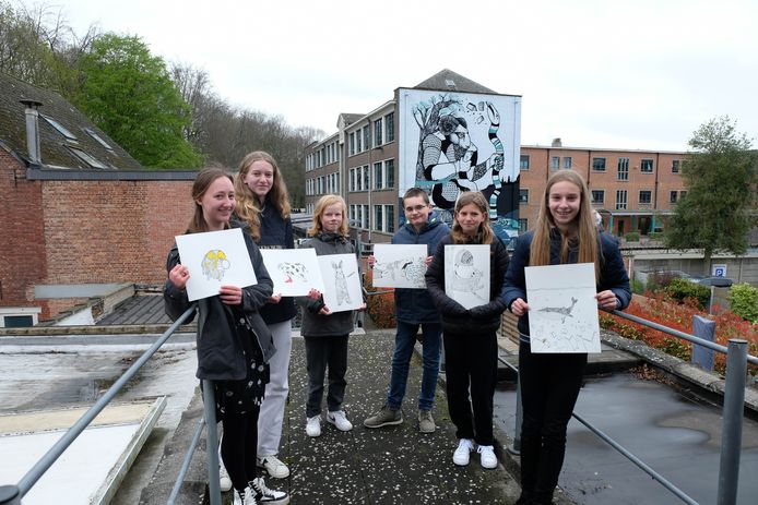 In de muurschildering werden ook enkele tekeningen van scholieren verwerkt.