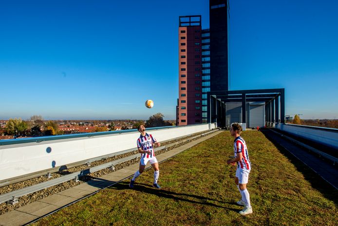 Promotieactie in november 2018: Willem II'ers Fran Sol en Jordens Peters voetballen op het groene dak van Interpolis.