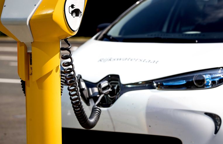 Een elektrische auto van Rijkswaterstaat aangesloten op een laadpraatpaal. Beeld ANP