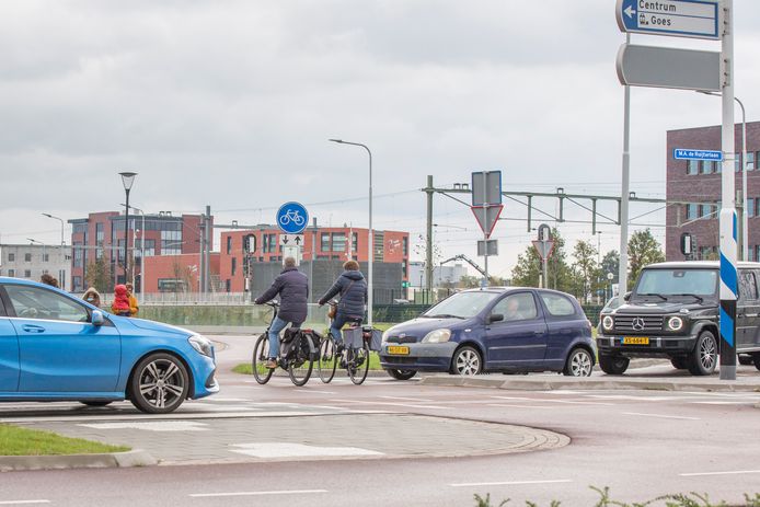 De rotonde Kompasplein nabij het stadskantoor in Goes.