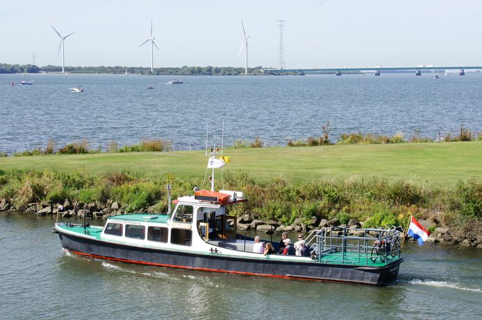 De Anna kan maximaal twaalf passagiers van Willemstad naar Numansdorp en vv brengen.