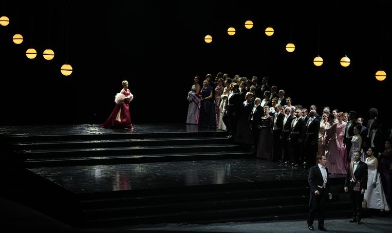 Sally Matthews als Tatjana, rechtsonder Stéphane Degout als Onegin en uiterst rechts Nicolas Courjal als haar echtgenoot Gremin. Beeld Karl Forster