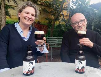Broers en zus achter brouwfirma Zwaan 9 lanceren bruin biertje ‘Ons Angèle’: “Perfect eerbetoon aan moemoe van Kasterlee”