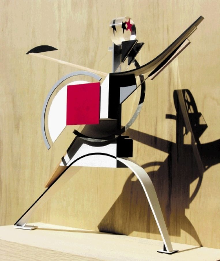 Henry Milner, Constructie naar Lissitzky?s Nieuwe Mens, 2009. Hout, metaal, acryl. (FOTO HENRY MILNER ) Beeld 