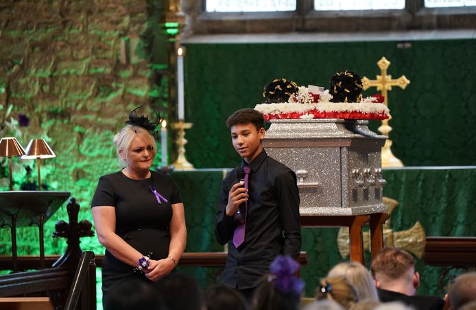 Hollie Dance (links), Archies moeder, op de begrafenis van haar zoon.