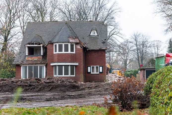 De villa van Guus Meeuwis aan de Bredaseweg wordt gesloopt.