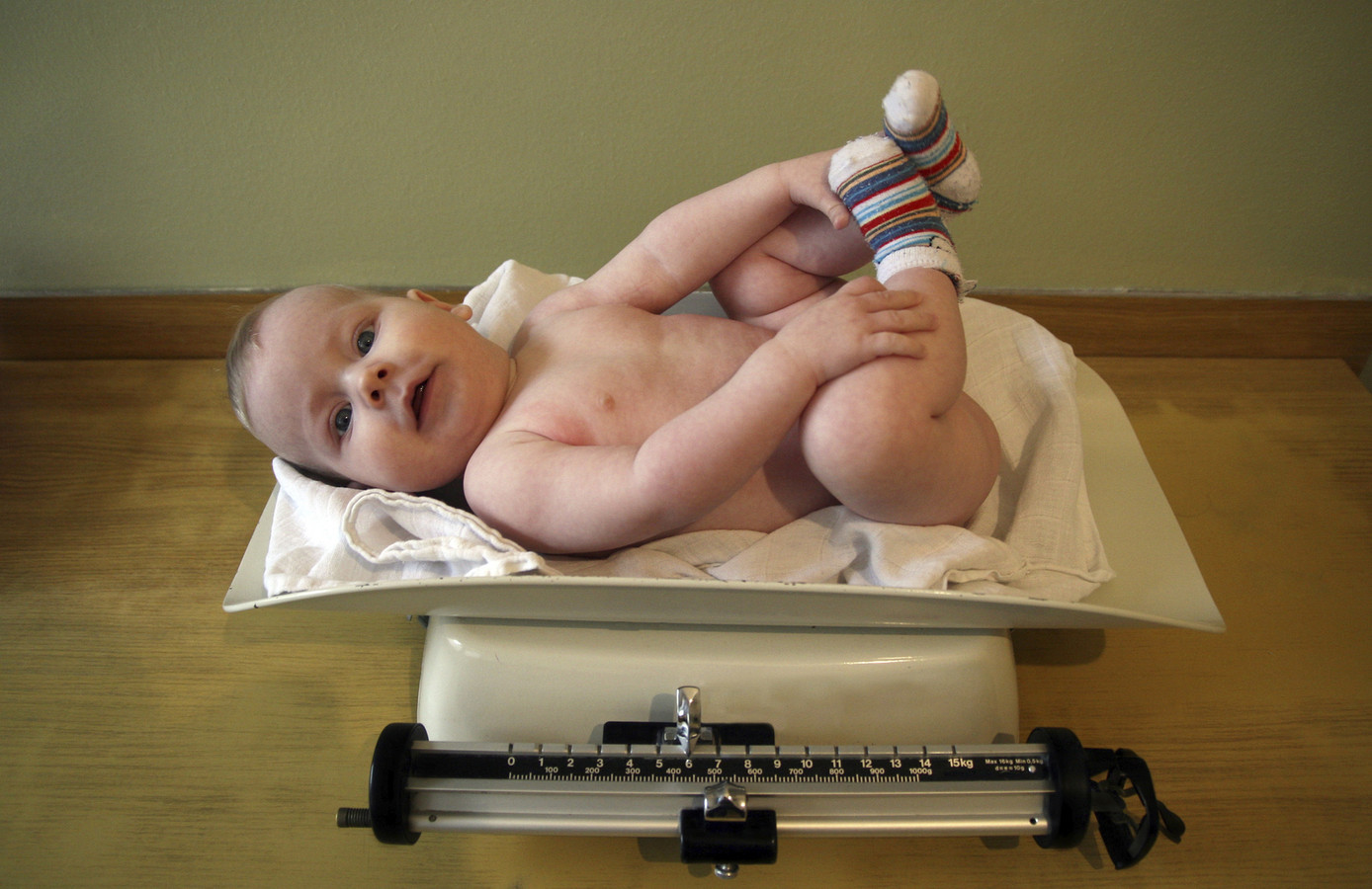 Увеличение массы тела ребенка. Взвешивание новорожденного. Измерение массы ребенка. Ожирение у новорожденных.