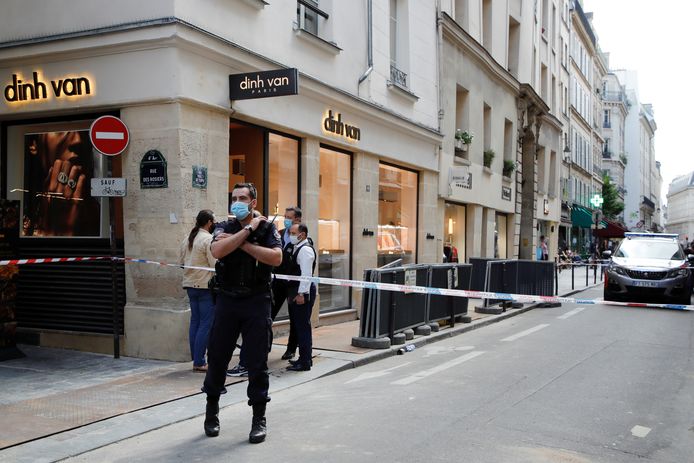 De Franse politie vrijdagmiddag bij de getroffen zaak van juwelier Dinh Van in Parijs.