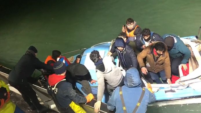 Foto ter illustratie. Urker vissers redden eind 2019 op Het Kanaal bij Frankrijk 21 vluchtelingen. Migranten probeerden met een klein bootje van Frankrijk naar Engeland te komen.