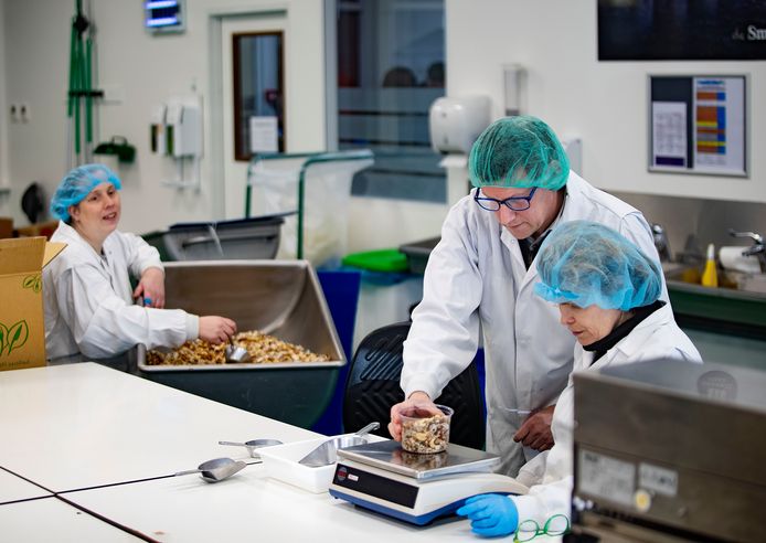 Juul Ellerman (groen haarnetje) tussen collega's op de foodafdeling van werkbedrijf Senzer in Helmond.