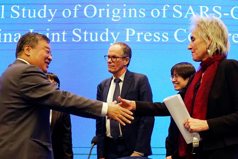 Marion Koopmans (rechts) en Peter Ben Embarek tijdens de persconferenie over de  WHO-onderzoeksmissie in Wuhan.  Beeld AP