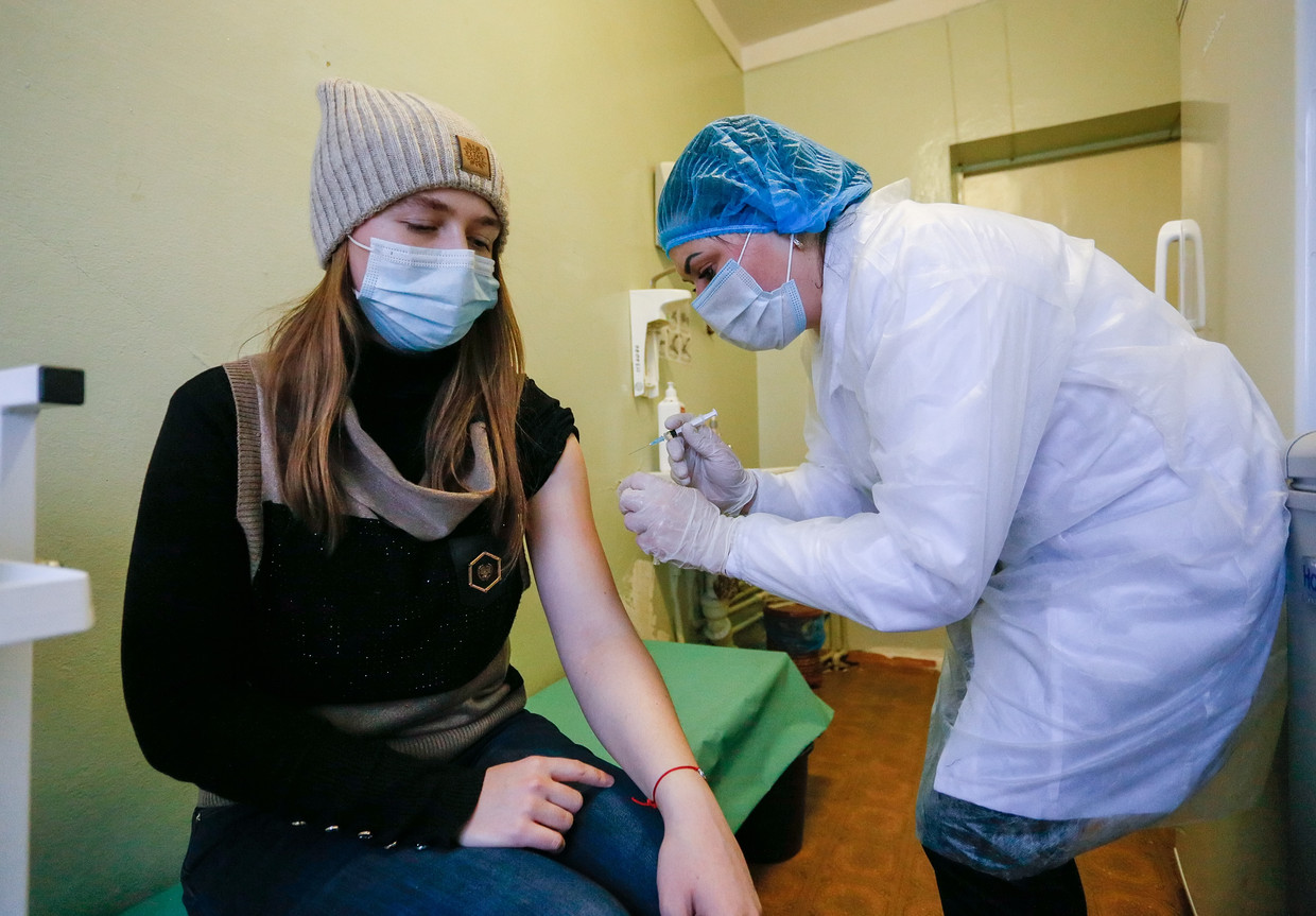 Een vrouw krijgt het Spoetnik-vaccin in Oekraïne. Beeld EPA