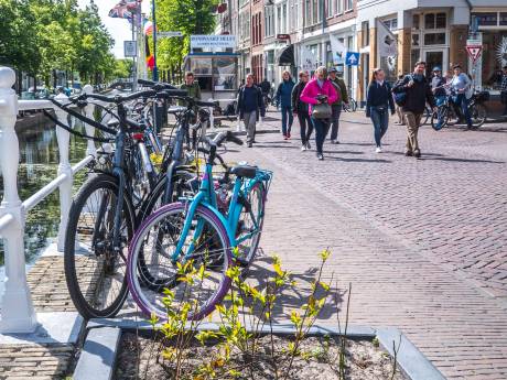 Delft wisselt parkeerplaatsen langs gracht in voor fietsenrekken: ‘Dit is geen oplossing’
