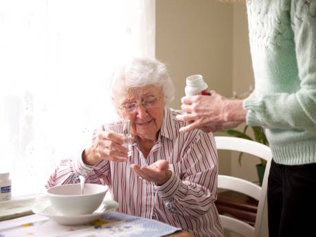 Mijn moeder (75) slikt al jaren elke dag vijftien pillen, zijn die echt allemaal nodig?