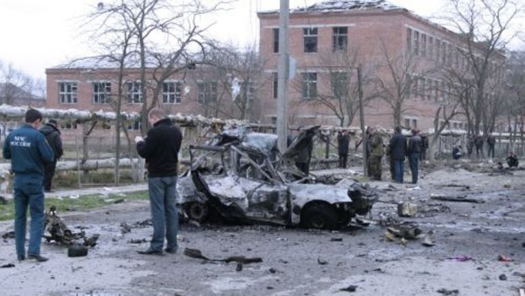 Politie onderzoekt in Kizlyar de plek waar de bommen afgingen. ANP Beeld 