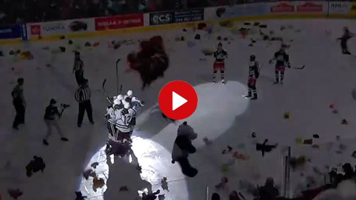 De Teddy Bear Toss tijdens het ijshockey. De geschonken knuffels gaan allemaal naar een goed doel.