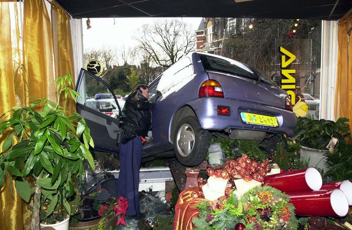 Ook in deze eeuw rijden er auto's bij winkels binnen, zoals deze bloemenzaak aan het Frederik Hendrikplein.
