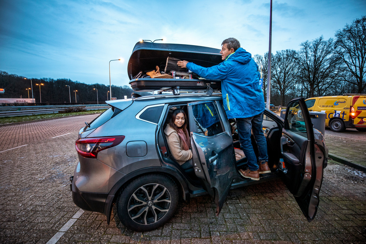 Op de parkeerplaats bij Babberich maakt de familie Van Hofwegen een tussenstop op weg naar Oostenrijk. Beeld Raymond Rutting / de Volkskrant