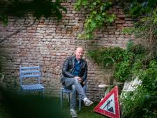 Wereldberoemde saxofonist van Level 42 geeft nu noodgedwongen keukenraamconcerten