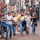 Lang niet iedereen volgt minister Grapperhaus in zijn oordeel dat het mondkapje wel bij het vuil kan
