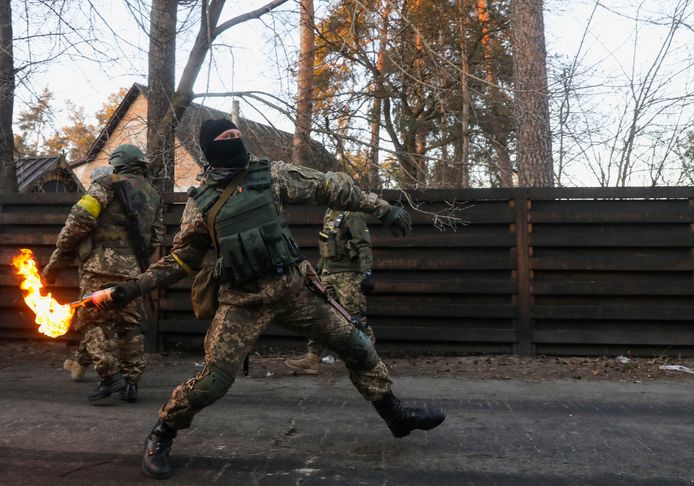 Een Oekraïense soldaat traint anderen in Kiev in het gooien van molotovcocktails.