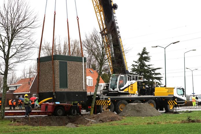 Onlangs werd een verdeelstation voor het nieuw aan te leggen glasvezelnetwerk in het buitengebied van Dongen geplaatst. Tijdens graafwerkzaamheden werd maandag een elektriciteitskabel geraakt.
