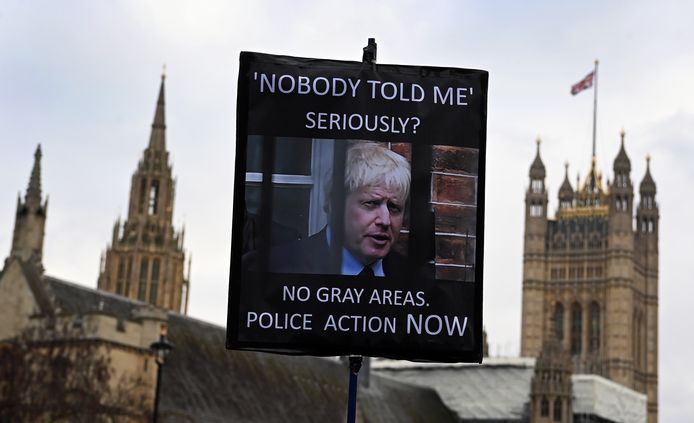 Een bord van een demonstrant in Londen in nasleep van de Partygate-affaire, met de roep om politieactie.