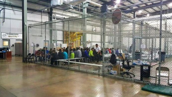 De kinderen van vluchtenlingen werden van hun ouders gescheiden en ondergebracht in detentiecentra. Vaak zelfs in kooien, zoals hier in Texas.