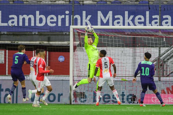 Michael Brouwer stopte een inzet van Mohamed Nassoh.