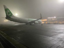 Door de dichte mist kunnen vliegtuigen op Eindhoven Airport niet opstijgen en landen.