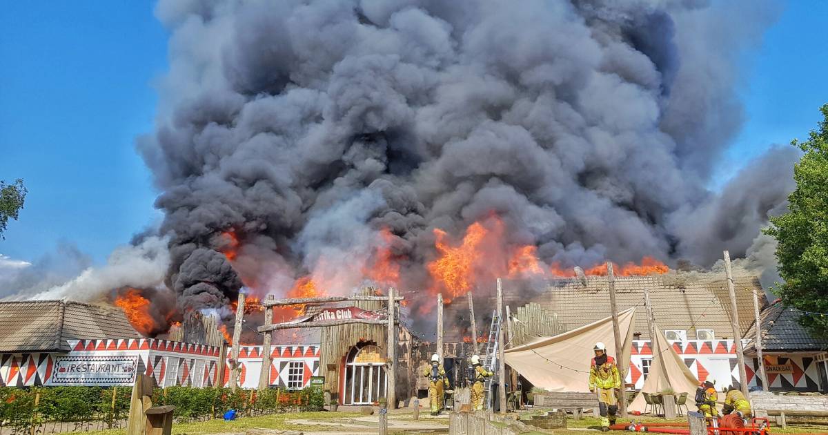 Brand Zwolle - Brand bij biogasinstallaties in Zwolle en Dalfsen ... / De brandweer heeft brandende spullen uit de basisschool gehaald en buiten afgeblust.