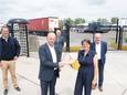 Geert De Jaeger (CEO van Dematra) en Sofie Vandelannoote (algemeen directeur van Veneco) schudden elkaar de hand bij de officeële opening van de nieuwe vrachtwagenparking.