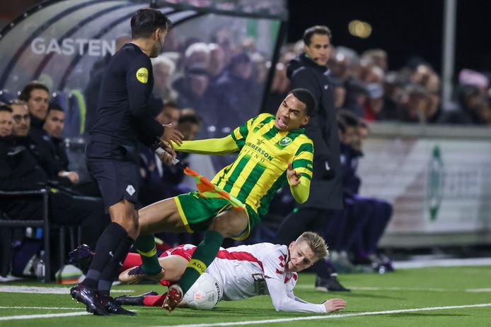 Gwaeron Stout neemt bij een sliding tweevoudig ADO-schutter Xander Severina mee en zal hiermee even later ook grensrechter Murat Kucukerbir (links) ten val brengen.