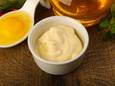 Zelfgemaakte mayonaise bevat olie, eieren en citroensap. Hoe kan dat dan ongezond zijn?