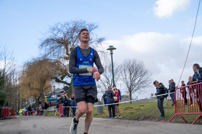 De negende editie van de Nieuwjaarsrun lokte zo'n 700 sportievelingen naar Linkeroever.