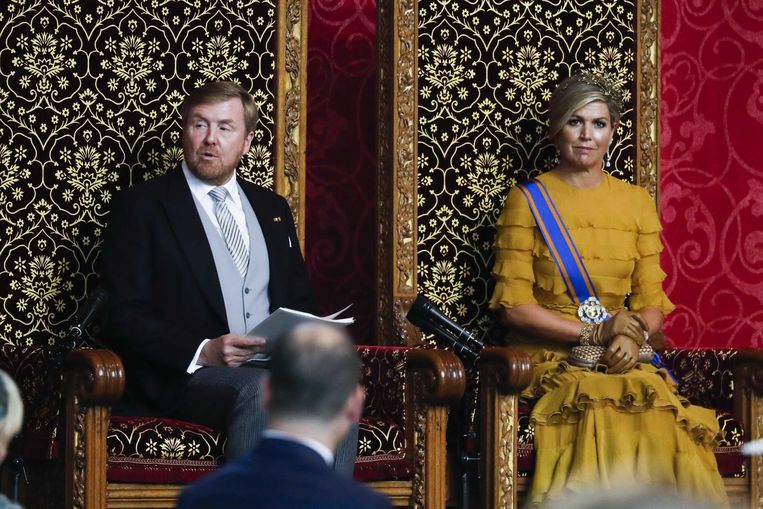 Koning Willem-Alexander leest, met aan zijn zijde koningin Máxima, de troonrede voor op Prinsjesdag aan leden van de Eerste en Tweede Kamer in de Grote Kerk. Beeld ANP