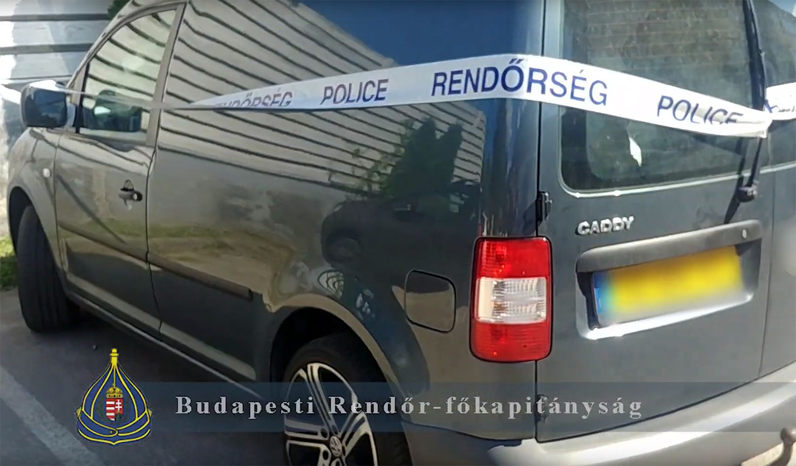 De bus van de twee Nederlanders die op het Sziget-festival door de Hongaarse politie zijn gearresteerd. Beeld Foto ANP 