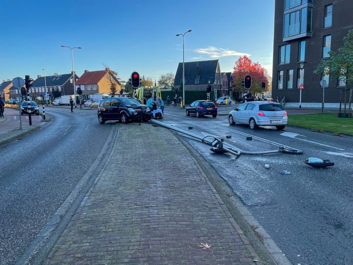 Scooterrijder Naar Ziekenhuis Na Botsing Met Auto In Helmond Lantaarnpaal Omver Gereden Helmond Ad Nl