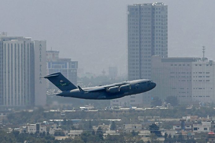 Foto ter illustratie. Een Amerikaans militair toestel vertrekt vanaf de luchthaven in Kaboel.