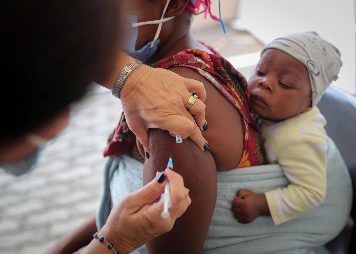 Een vrouw krijgt het coronavaccin toegediend in Johannesburg, Zuid-Afrika. De omikronvariant verspreidt er zich als een lopend vuurtje.  Beeld REUTERS