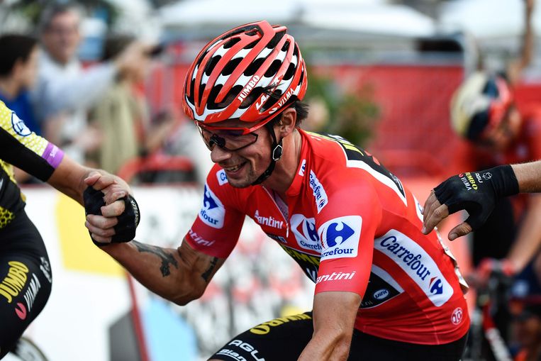 Primoz Roglic wordt gefeliciteerd door zijn teamgenoten tijdens de laatste Vuelta-etappe. Beeld AFP