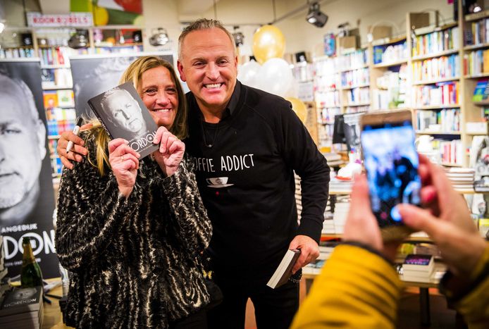 Gordon signeert zijn boek met de titel Gordon, biografie van een entertainer in een boekhandel in de buurt waar hij is opgegroeid.