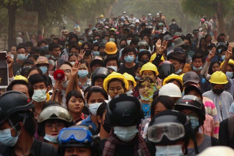 De straten in Myanmar lopen vol met betogers. Beeld AFP