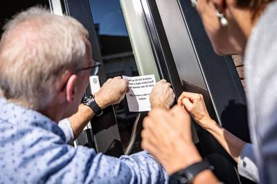 Deurbelactie Borne voor rolstoelers is een succes. Hengelo is geïnteresseerd