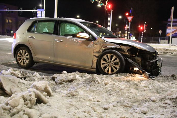 Auto S Total Loss Na Botsing Op Deurneseweg In Helmond Geen Gewonden Helmond Ed Nl
