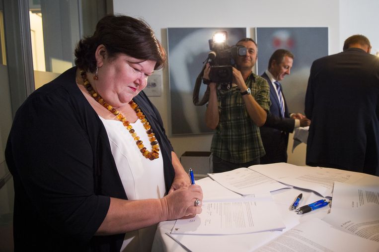 Minister Maggie De Block (Open VLD) tijdens de ondertekening van het pact. Beeld belga