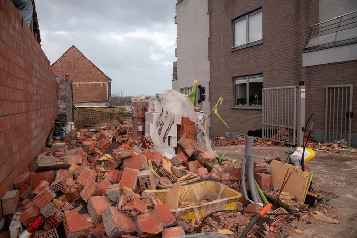Van de ruwbouw schiet enkel nog puin over nadat een stormwind over de woning in de Lange Bergstraat raasde.
