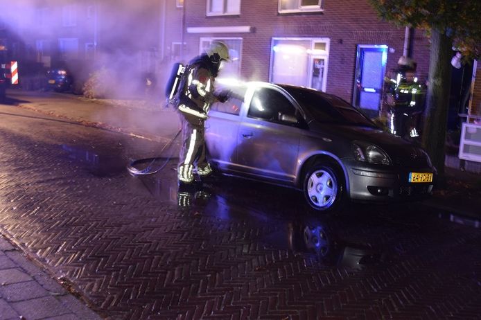 De brandweer blust het voertuig aan de Julianastraat.