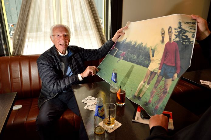 Piet de Jong ging met veel vedetten op de foto, zoals met Ajacied Johan Cruijff. De poster bewaarde hij tot aan zijn dood op zijn nachtkastje.